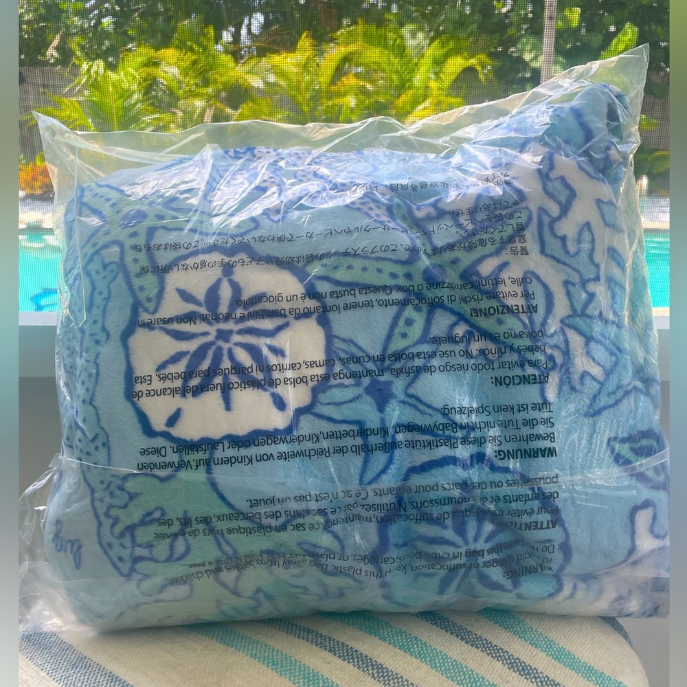 🐠🐢🐟 NIP Lug Cuddle Throw in Sealife Blue 🐟🐢🐠 - Picture 2 of 3